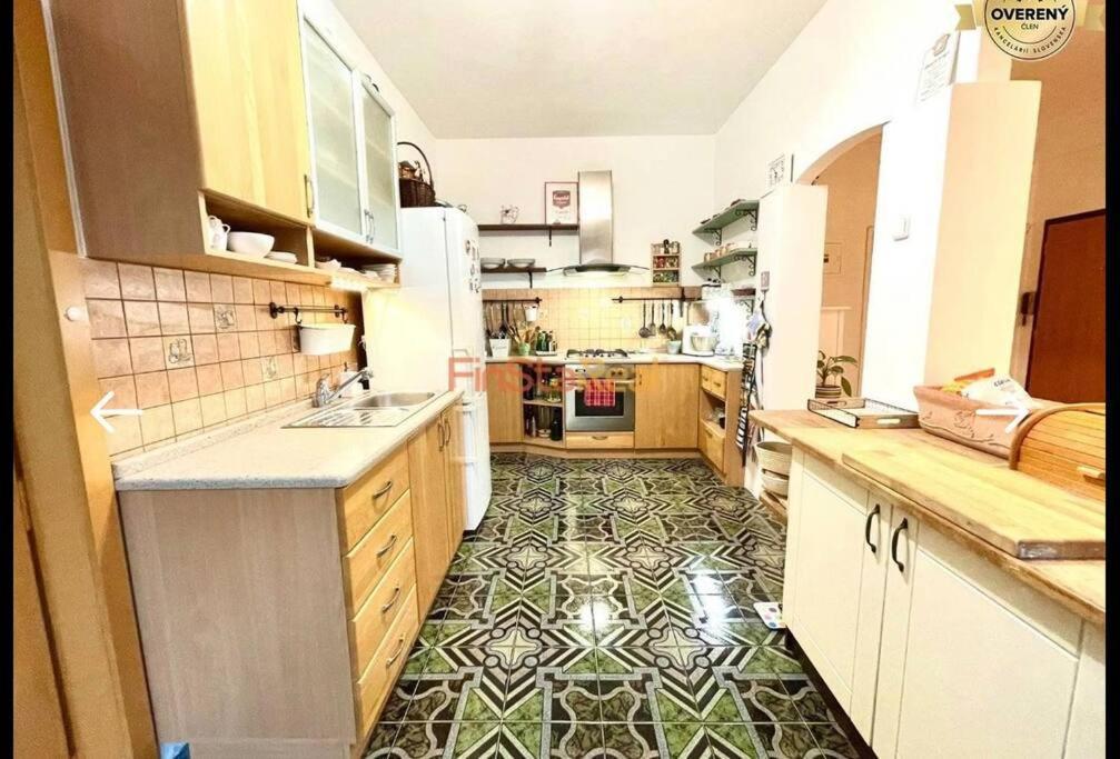Economy Apartment 2 Min From The Main Station Bratislava Exterior photo
